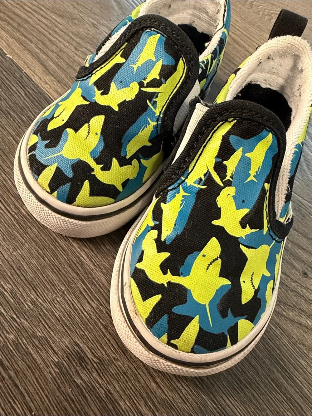 Vans 5C Kids Slip-On Sneakers in Blue, Yellow & Black Shark Print